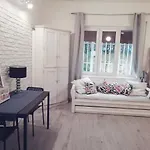 White דירה